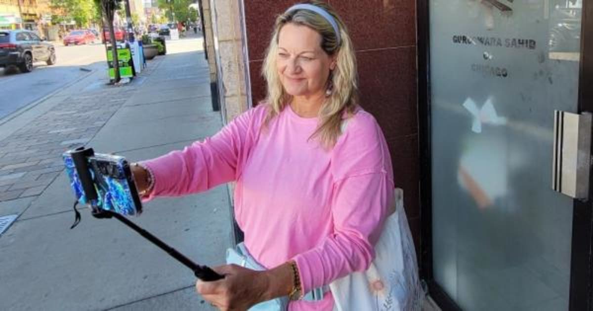 Rev. Vicki Garlock taking selfie outside colorful Sikh temple during Chicago world record attempt