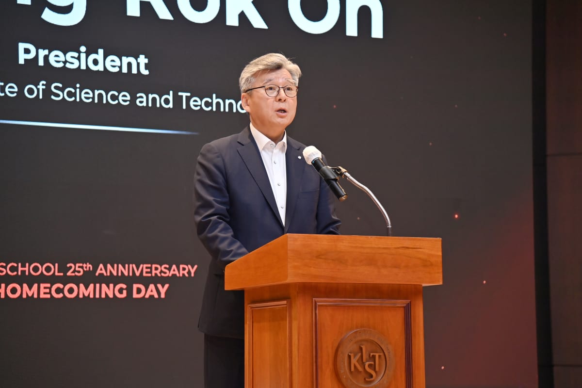Large group of international scientists and dignitaries posing together at KIST School anniversary celebration in Seoul
