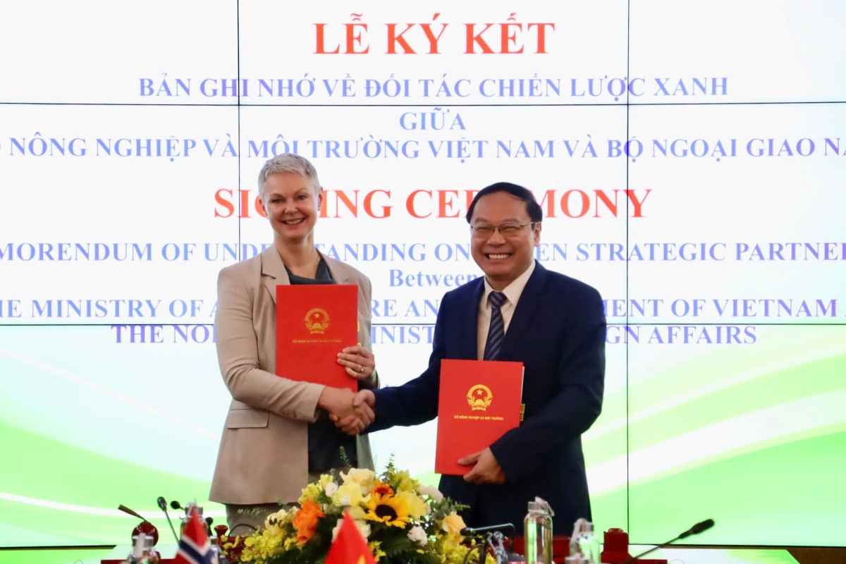 Norwegian and Vietnamese officials shake hands at green partnership signing ceremony in Hanoi