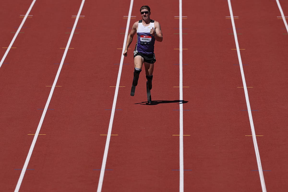 Paralympic champion Hunter Woodhall racing on track in competition wearing Team USA uniform