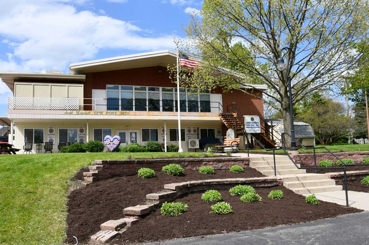 Naperville High Schoolers Help Veterans Spruce Up VFW