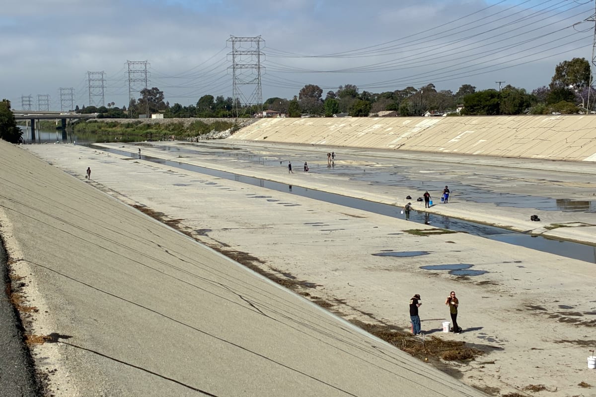 60 Volunteers Pull 3,000 Pounds of Trash from California River - Image 5