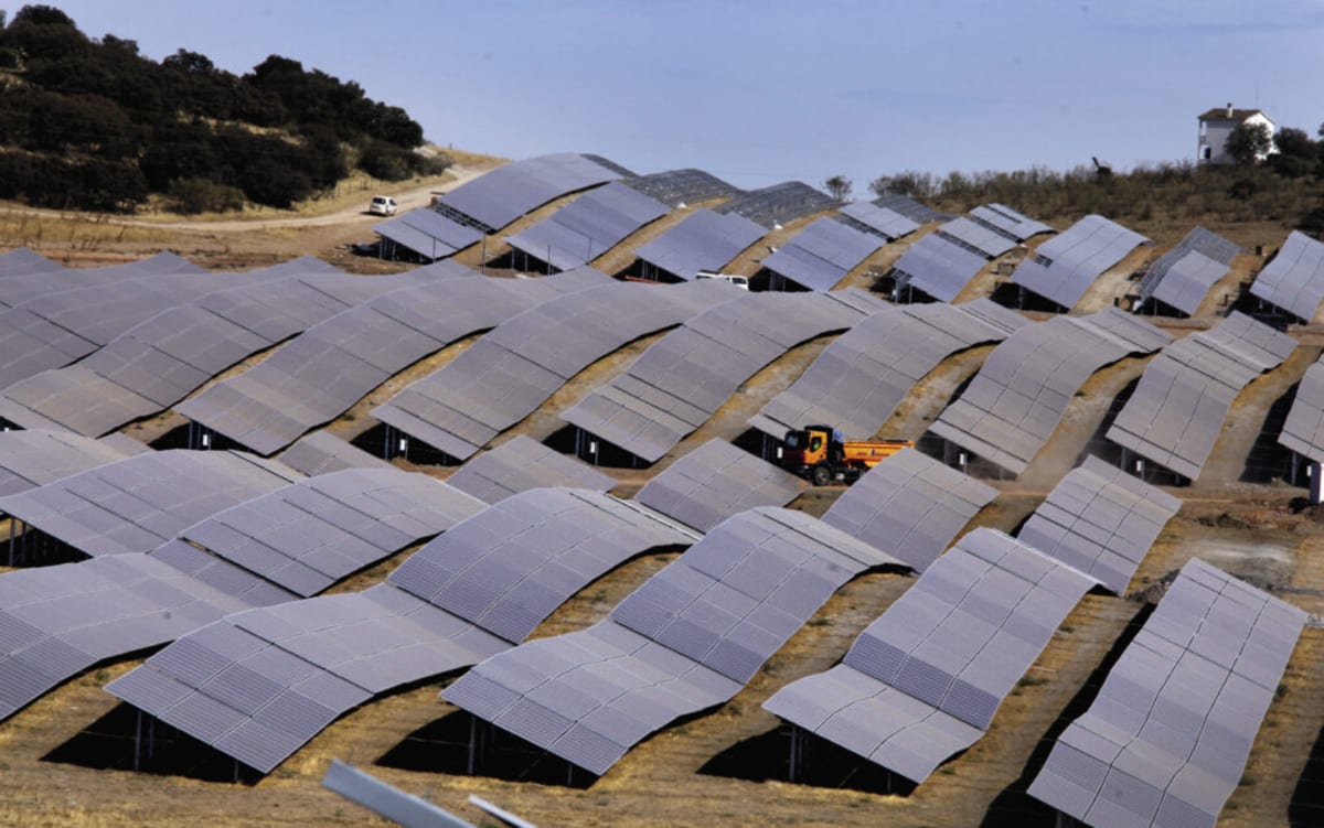 EU Solar Powers 25% of Grid, Saves €30B in Gas Costs