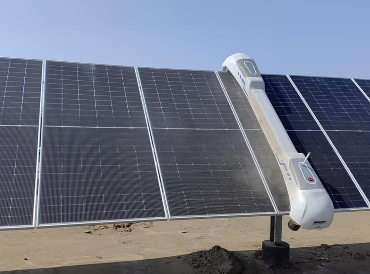 38kg Robot Cleans Solar Panels With 99.5% Efficiency