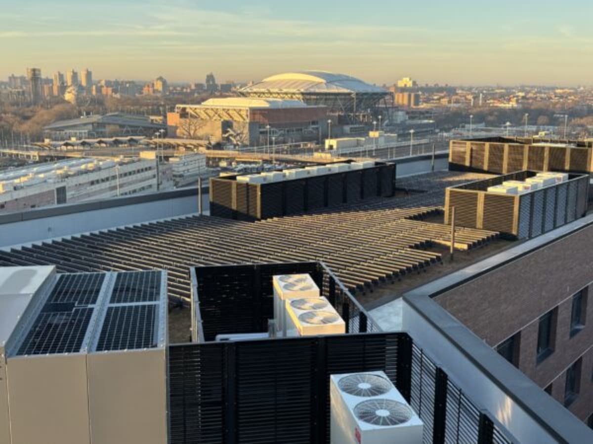 NYC Debuts Vertical Solar Panels That Share Roofs With Plants - Image 3