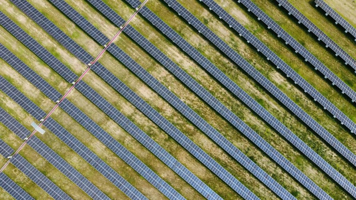 Solar Power Adds Record 664 GW Worldwide in 2025 - Image 3