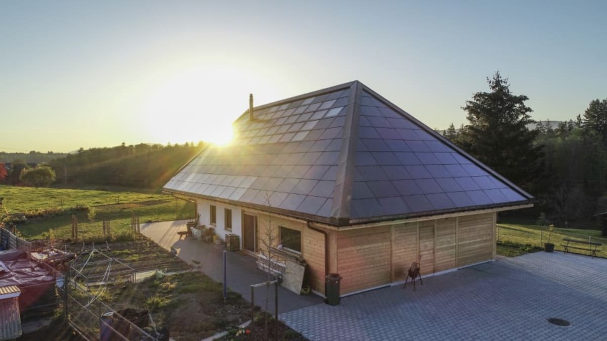 New Solar Tech Makes Panels Fit Anywhere in Under a Minute