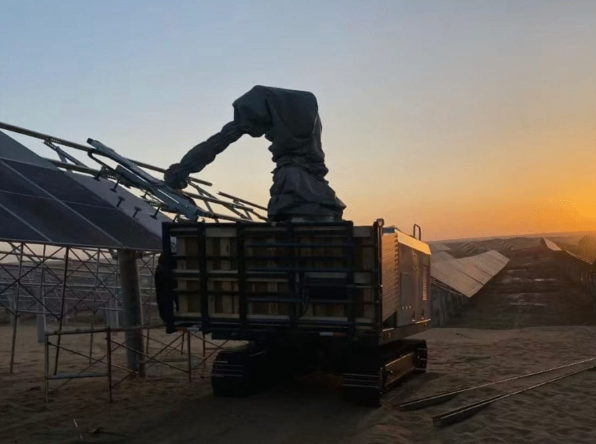9-Ton Solar Robot Builds Power Plant in Algerian Desert - Image 3
