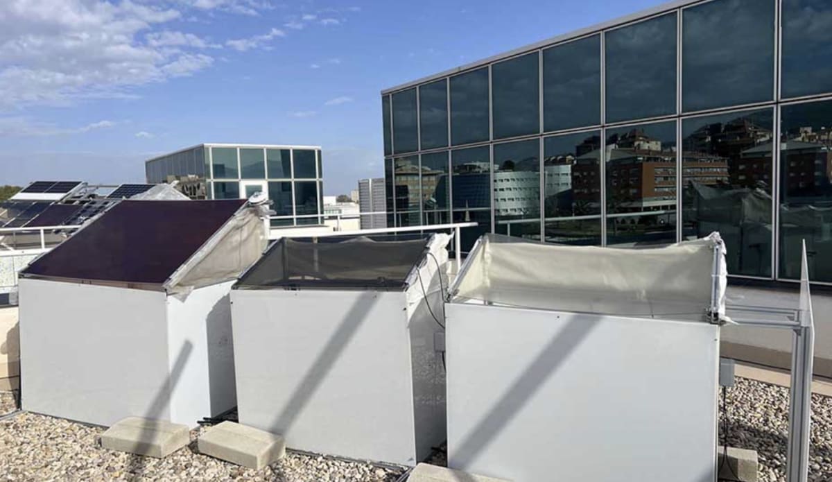 Solar Greenhouse Roofs Cut Temps 5°C and Slash Water Use