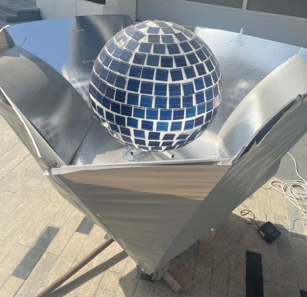 Qatar Scientists Build Ball-Shaped Solar Panel With Reflector