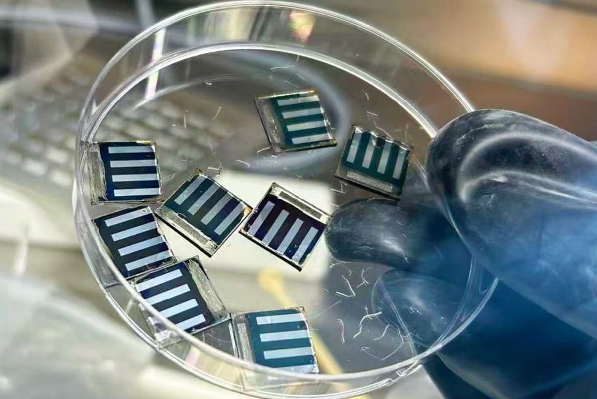 Microscopic view of symmetry-breaking molecular assembly creating efficient solar cell surface layer