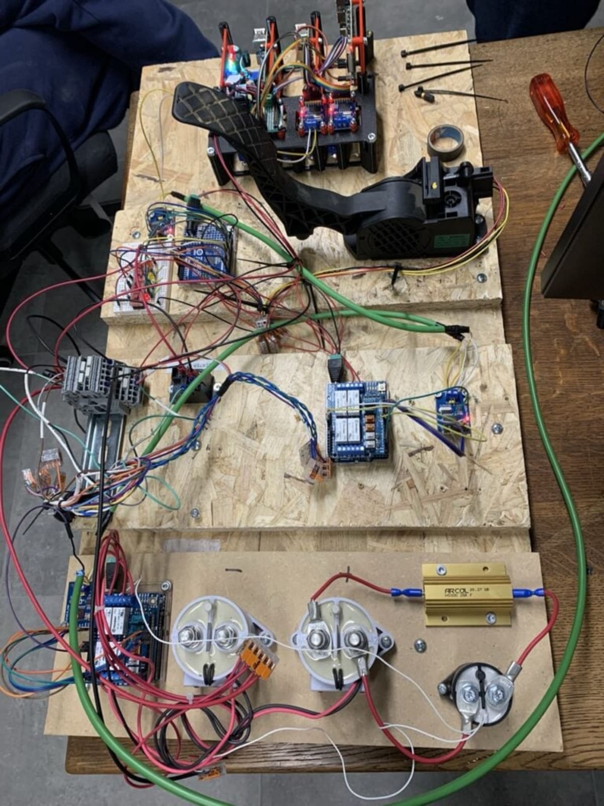 Team Builds Electric Car from Mismatched Parts Using $50 PC - Image 3