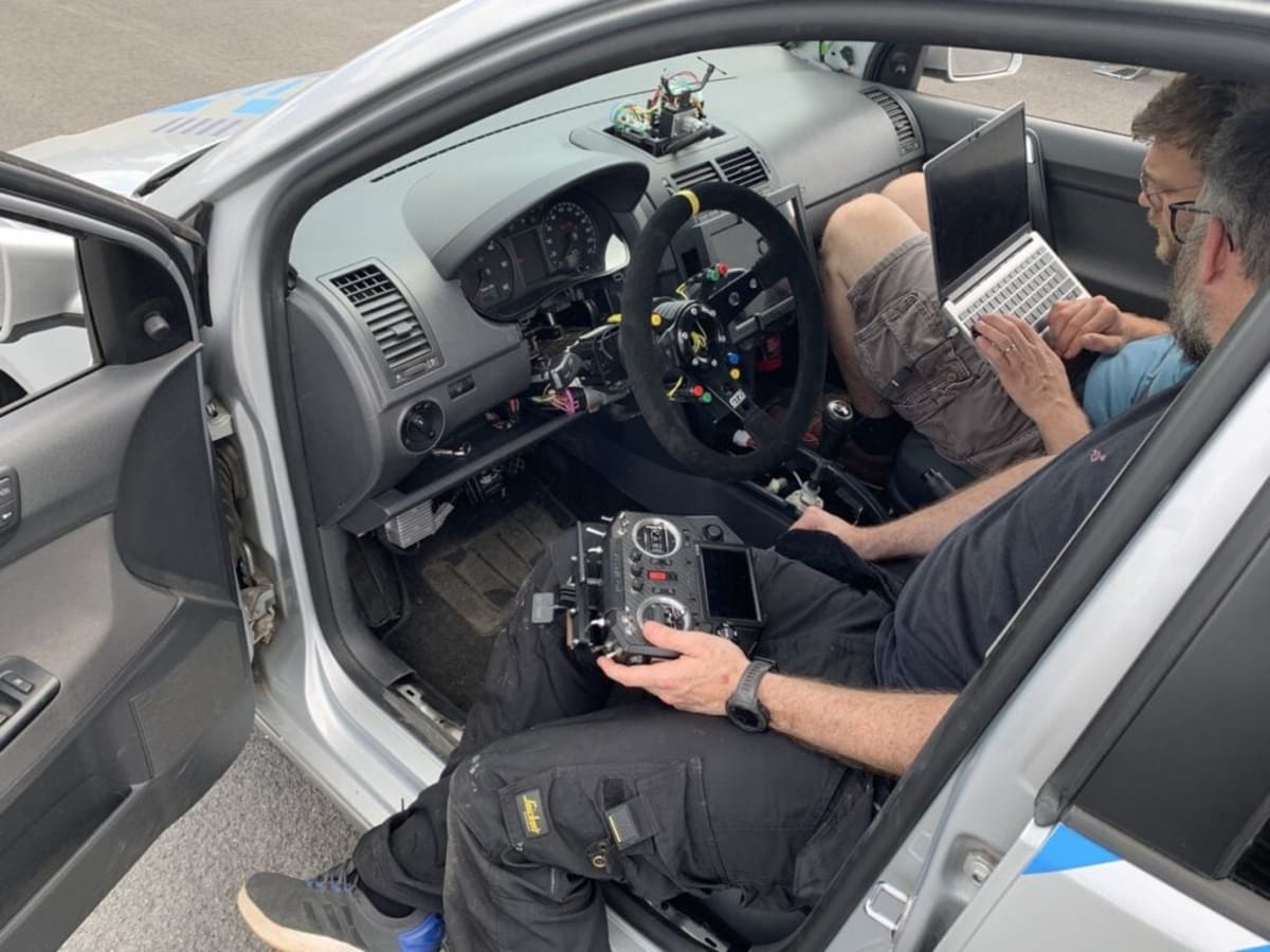 Team Builds Electric Car from Mismatched Parts Using $50 PC - Image 2
