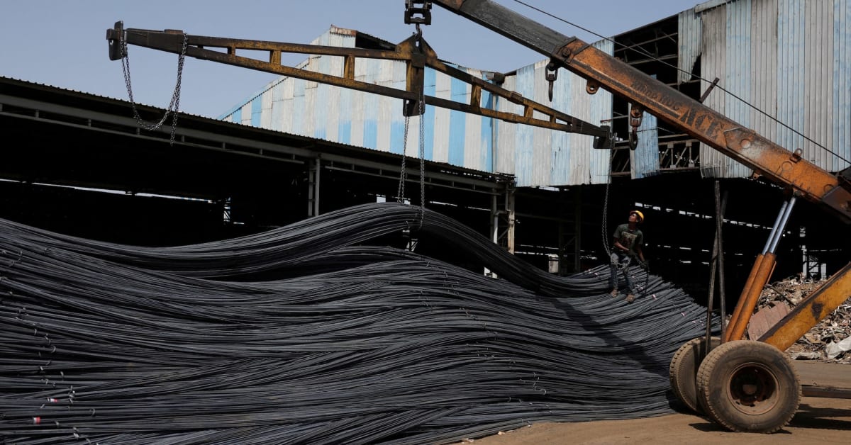 India Plans 25% Steel Emissions Cut, Doubles Production