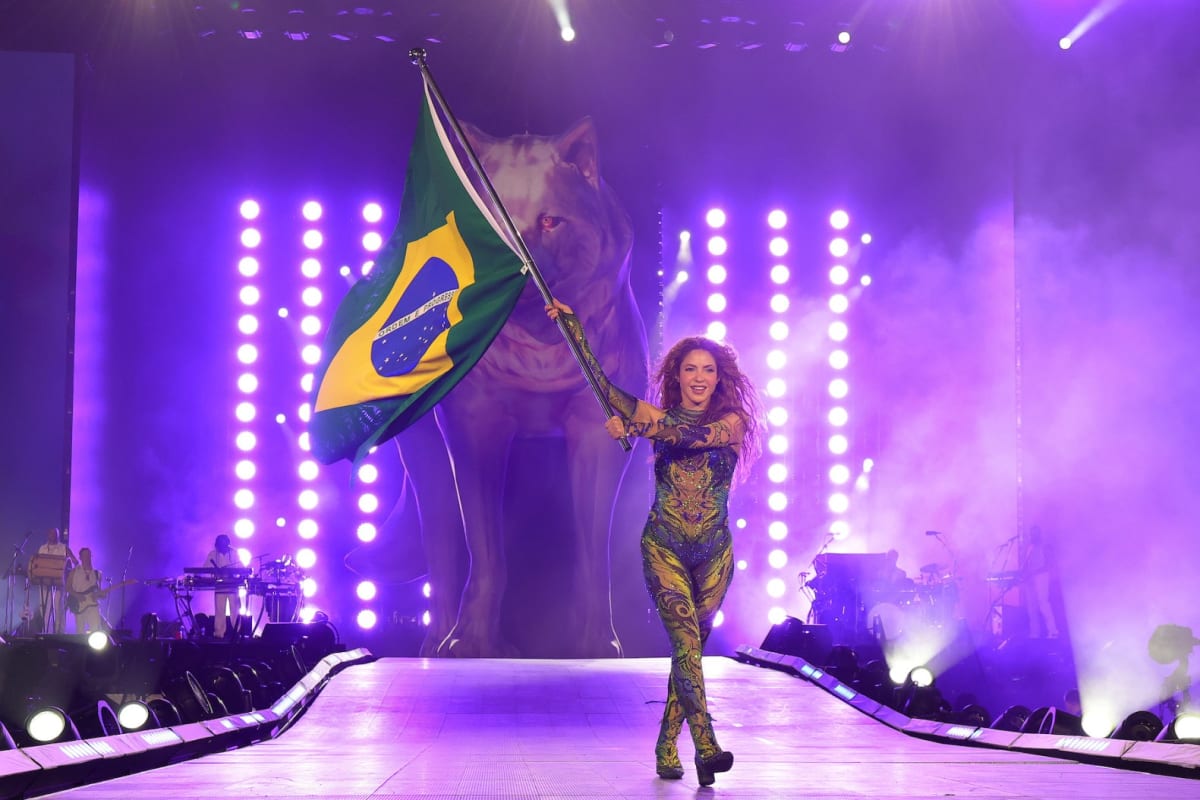 Shakira's Free Rio Concert Draws 2 Million Fans - Image 2