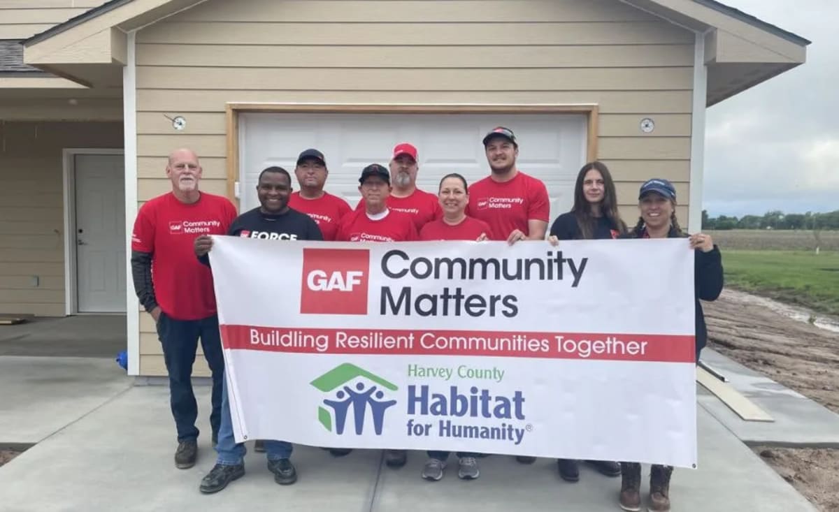 Kansas Roofing Plant Volunteers Build Homes Before Opening - Image 3