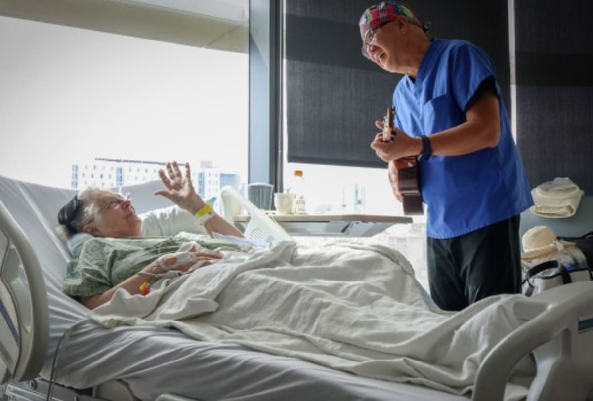 Singing Nurse Retires After 18 Years of Healing With Music - Image 3