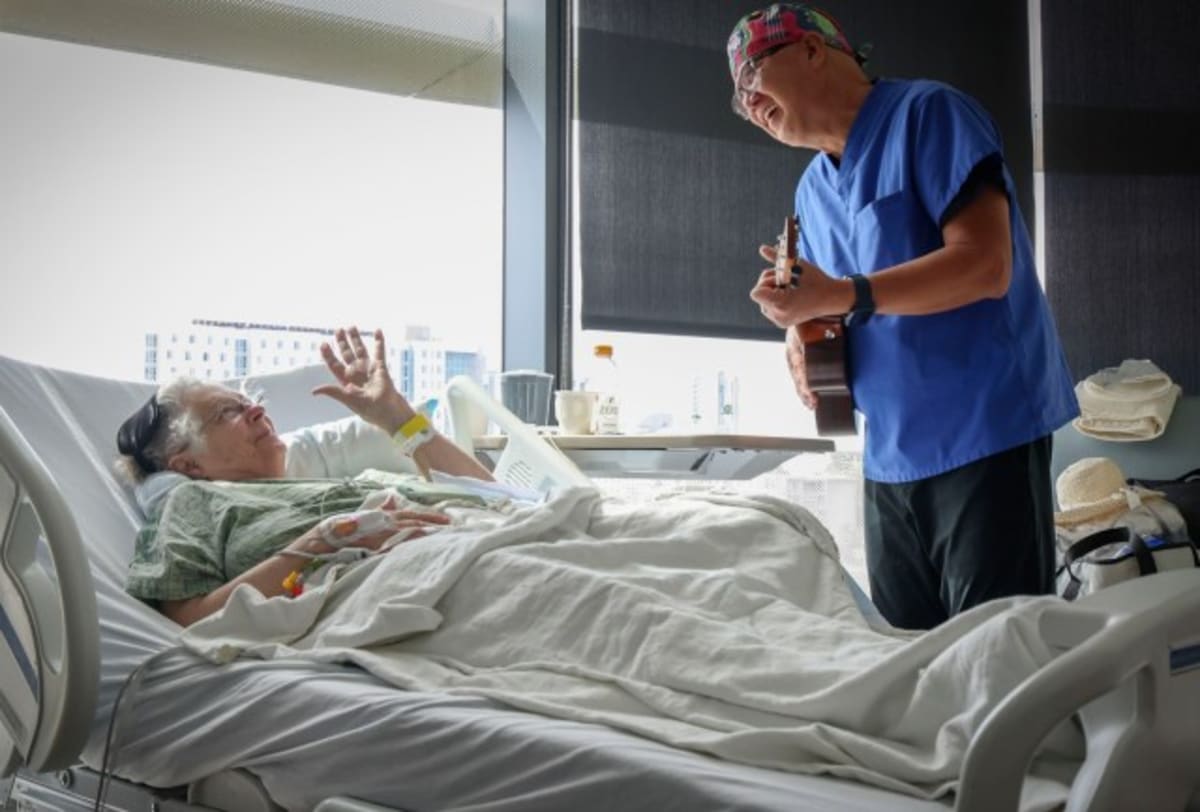 Singing Nurse Retires After 18 Years of Healing With Music - Image 2