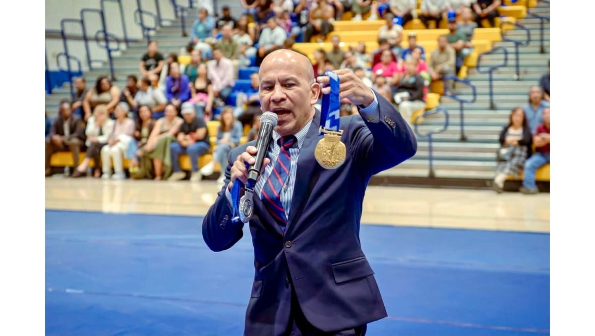 Olympic Gold Medalist Derek Parra Inspires Rialto Students - Image 3
