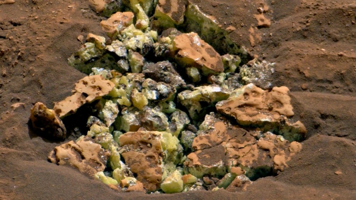 Yellow sulfur crystals revealed inside cracked Martian rock photographed by NASA Curiosity rover