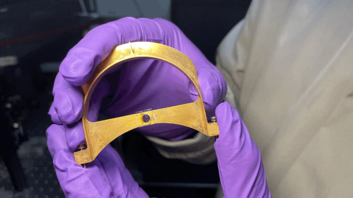 Microscopic view of Stanford's nanoscale quantum chip using twisted light at room temperature