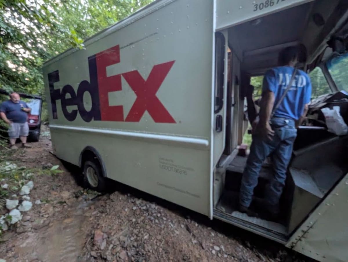 Ohio Firefighters Rescue GPS-Trapped FedEx Truck From Mud - Image 4
