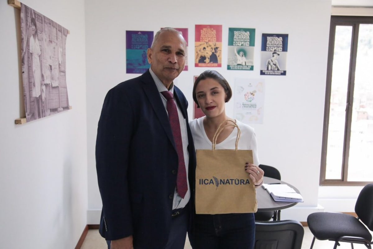 Colombian agriculture minister and IICA director general meeting to discuss rural farming partnership