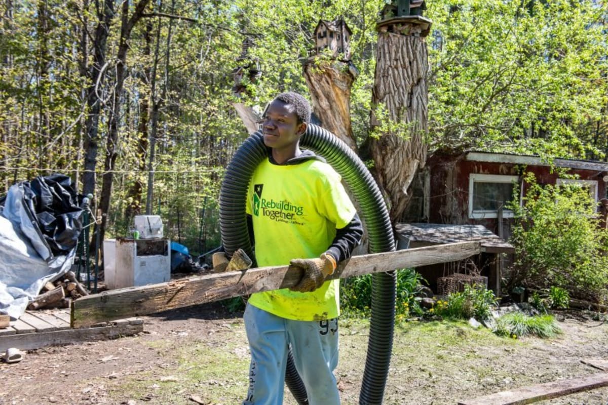 Church Volunteers Help Auburn Homeowners in Spring Cleanup