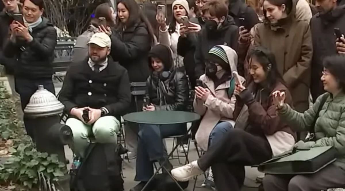 Dancing Bird Stops NYC in Its Tracks at Bryant Park