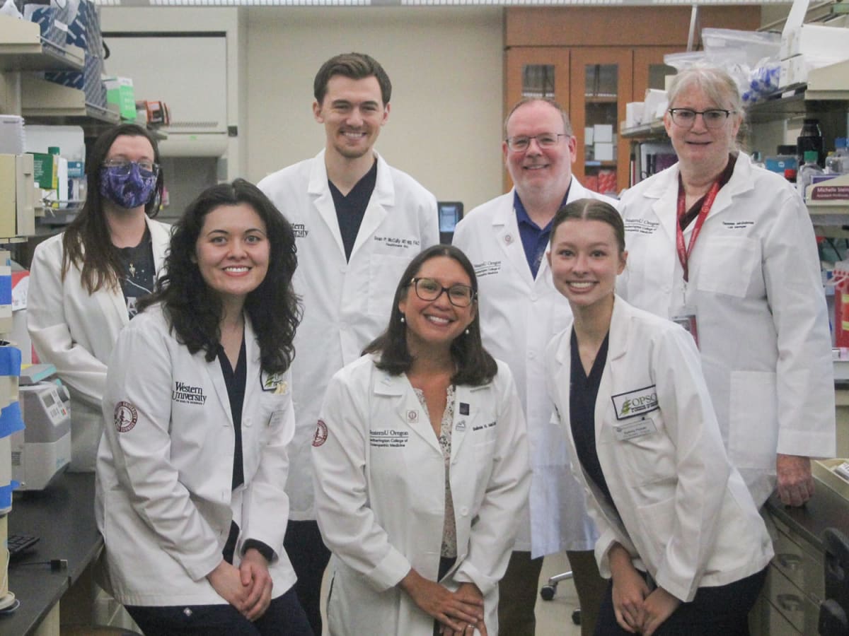Tabletop hyperbaric oxygen chamber used by medical students researching muscle injury treatments