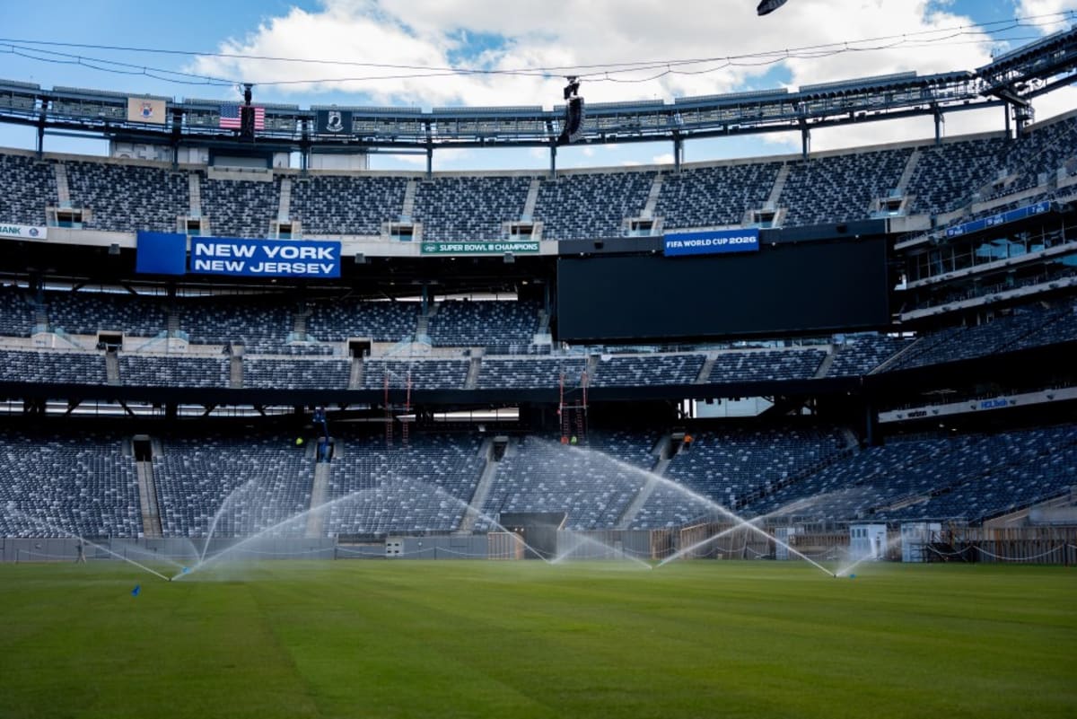 27 Trucks, 12 Hours: World Cup Final Pitch Installed - Image 2