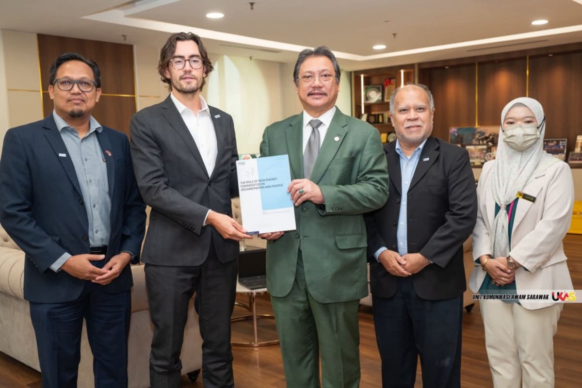 Malaysian officials and Norwegian energy representatives shaking hands during partnership meeting in Sarawak