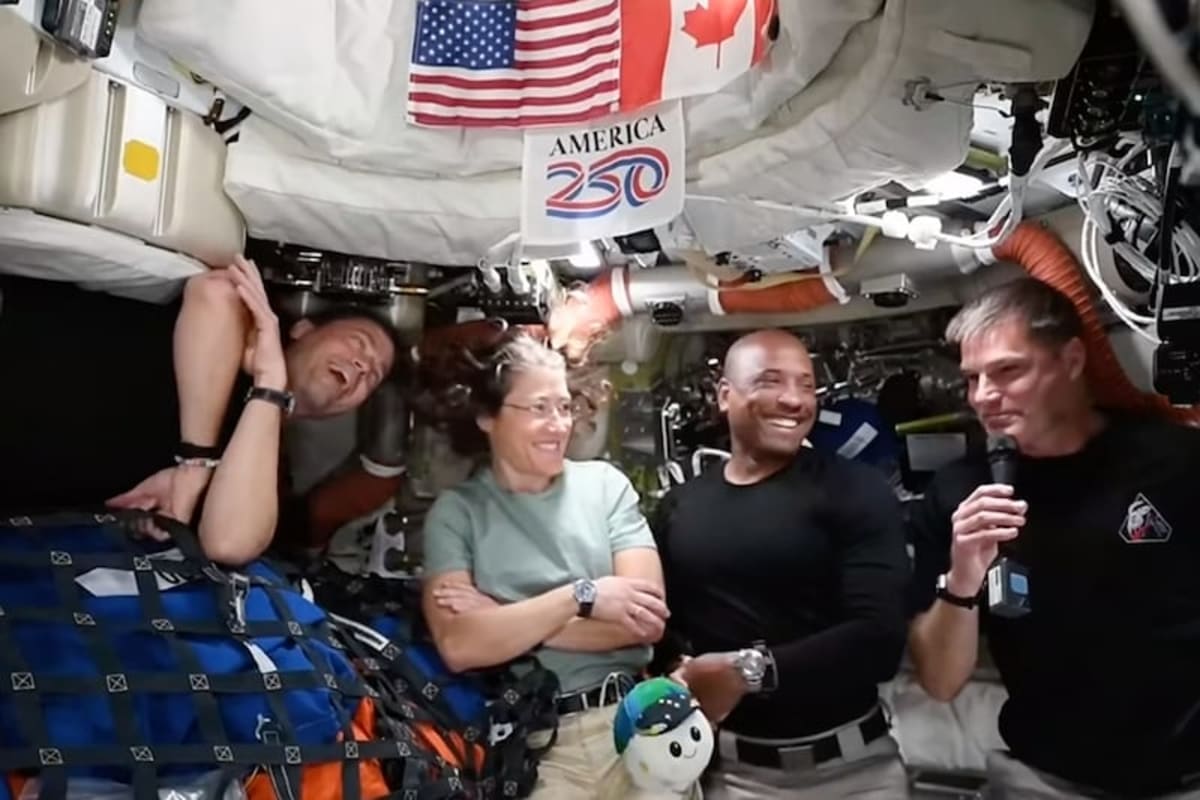 Artemis II Astronauts Show World How to Be Peacemakers - Image 4
