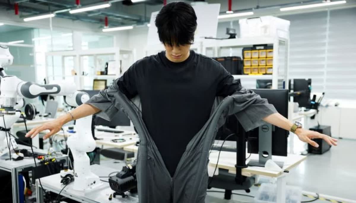 Robot Helps People Get Dressed Without Using Hands