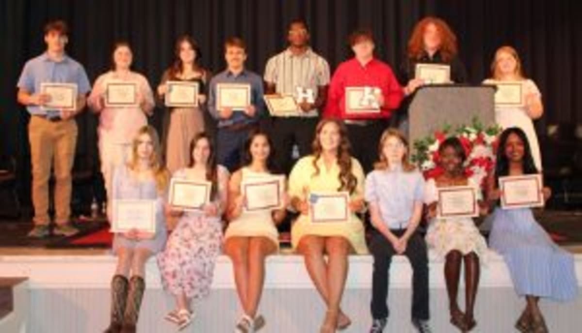 Alabama High School Honors 100 Students for Excellence - Image 4