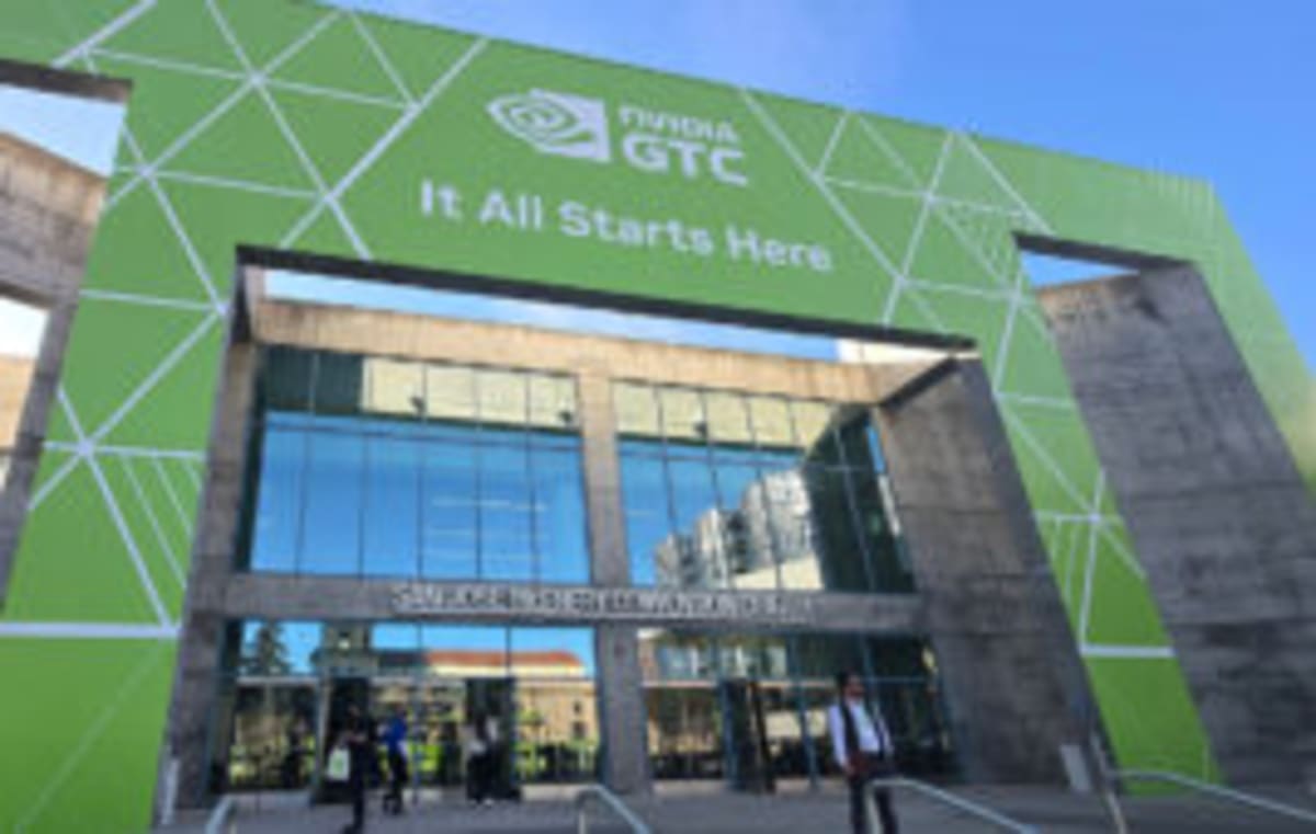 Robot Concierge Now Greeting Travelers at San Jose Airport - Image 3