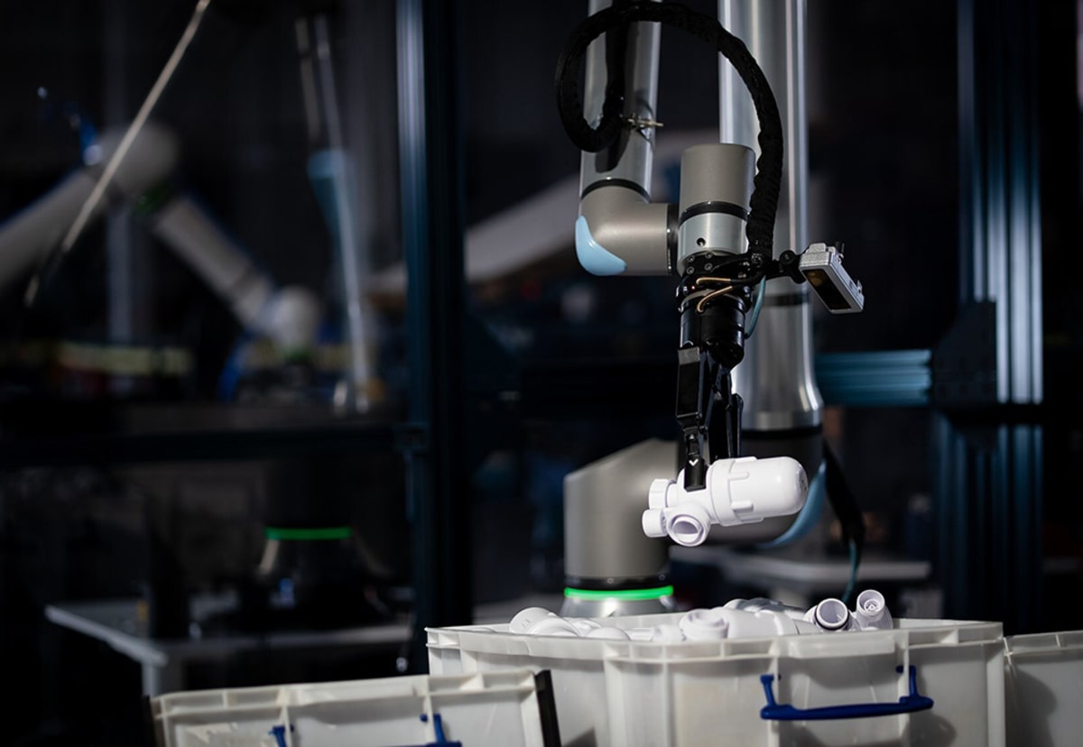 Robotic arm using AI vision to pick parts from deep industrial bin