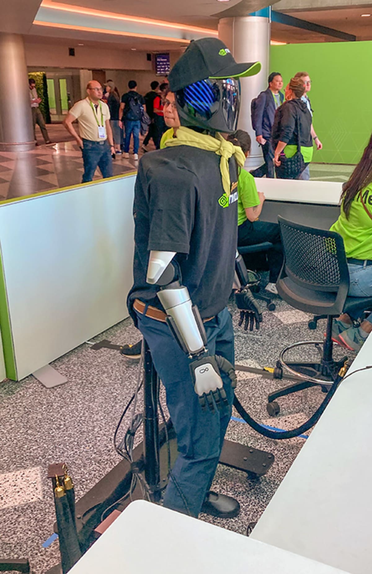 Robot Learns Empathy Working 24/7 in Hotel Lobbies - Image 2