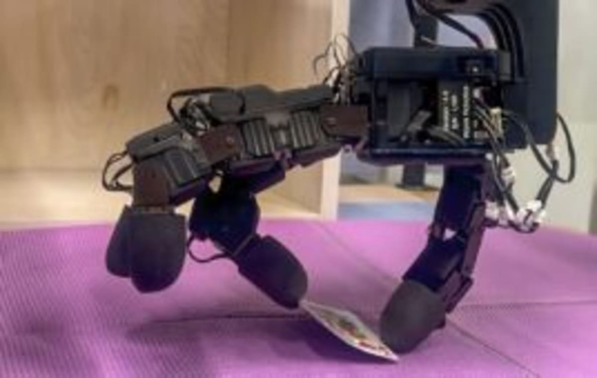 New Robot Gripper Learns to Handle Anything Without Training - Image 4