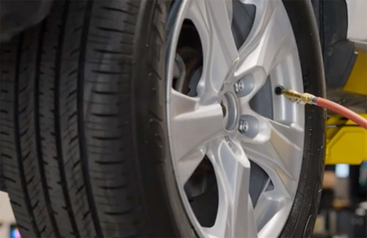 Robot Changes Tires in 30 Minutes, Eases Worker Shortage - Image 2