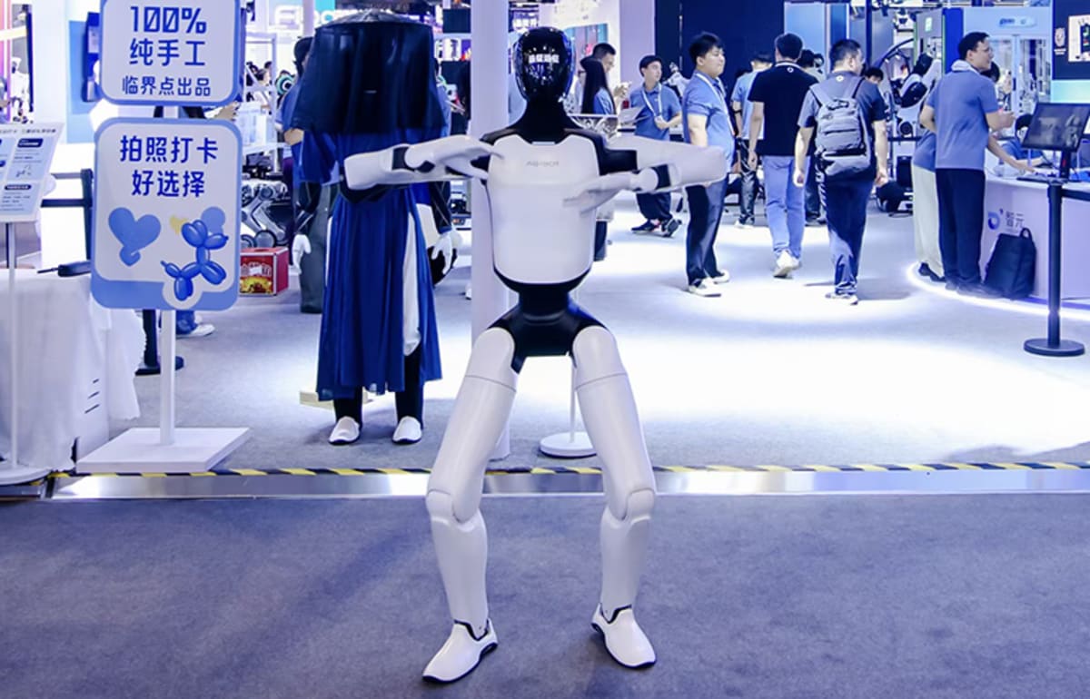 Shanghai Company Deploys 15,000 Robots for Real-World Jobs - Image 2