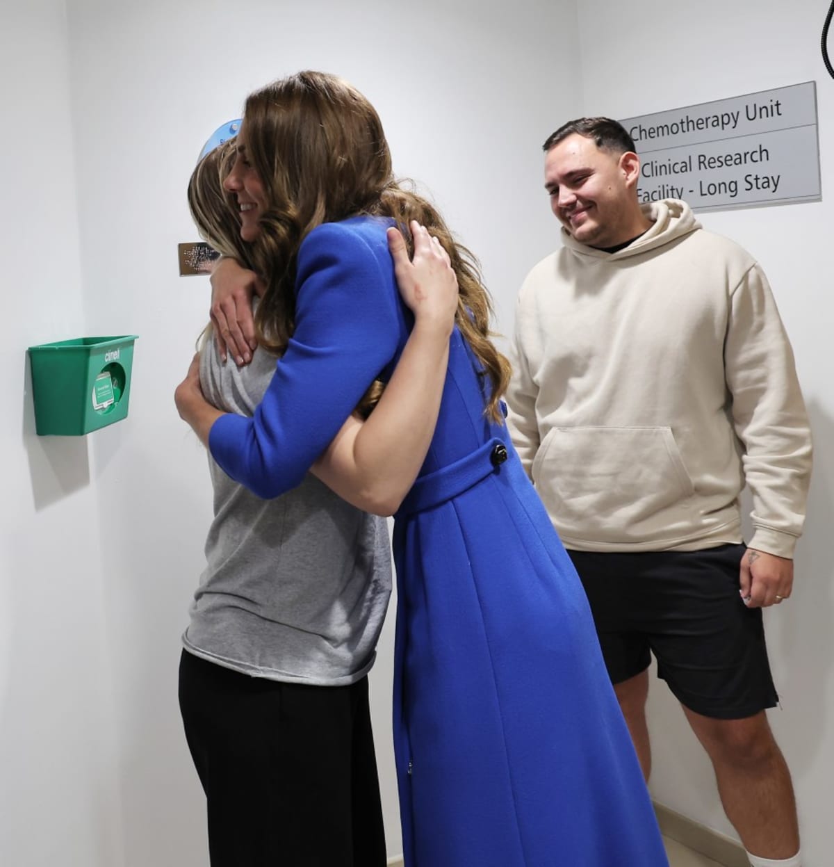 Kate Hugs Cancer Survivor Ringing Victory Bell at Hospital - Image 2