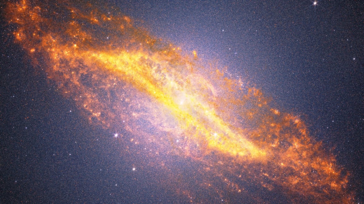 Webb Telescope Sees Through Dust to Galaxy's Hidden Heart - Image 2