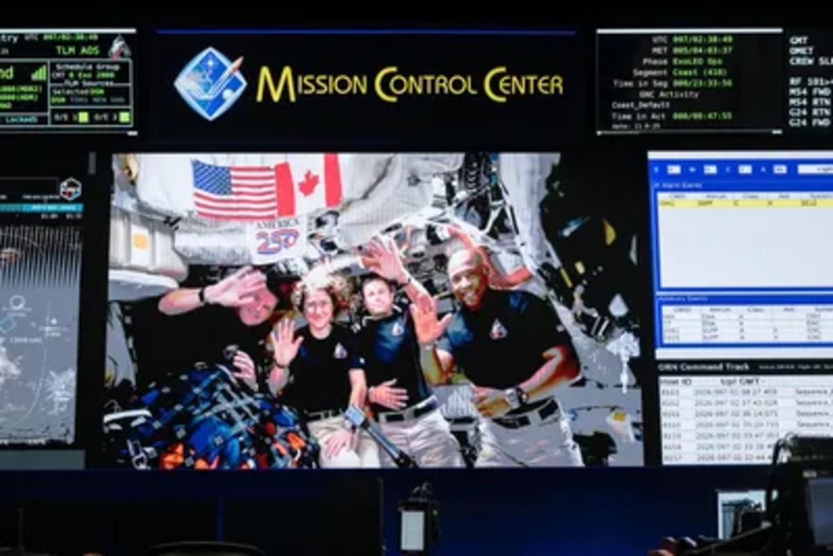 Astronaut Christina's Moon Mission Reunion with Dog Goes Viral - Image 3
