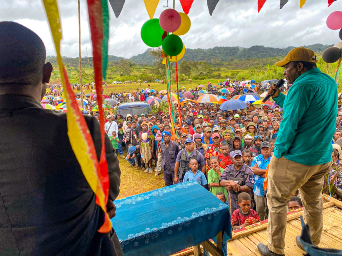 Community members gathering at peace agreement signing ceremony in Sugu Valley Papua New Guinea