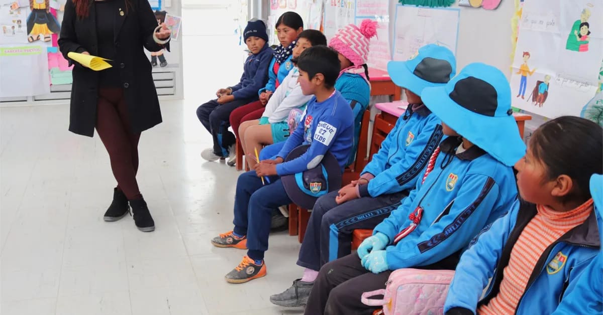 Students and teachers collaborating in modern classroom in Moquegua, Peru using active learning methods