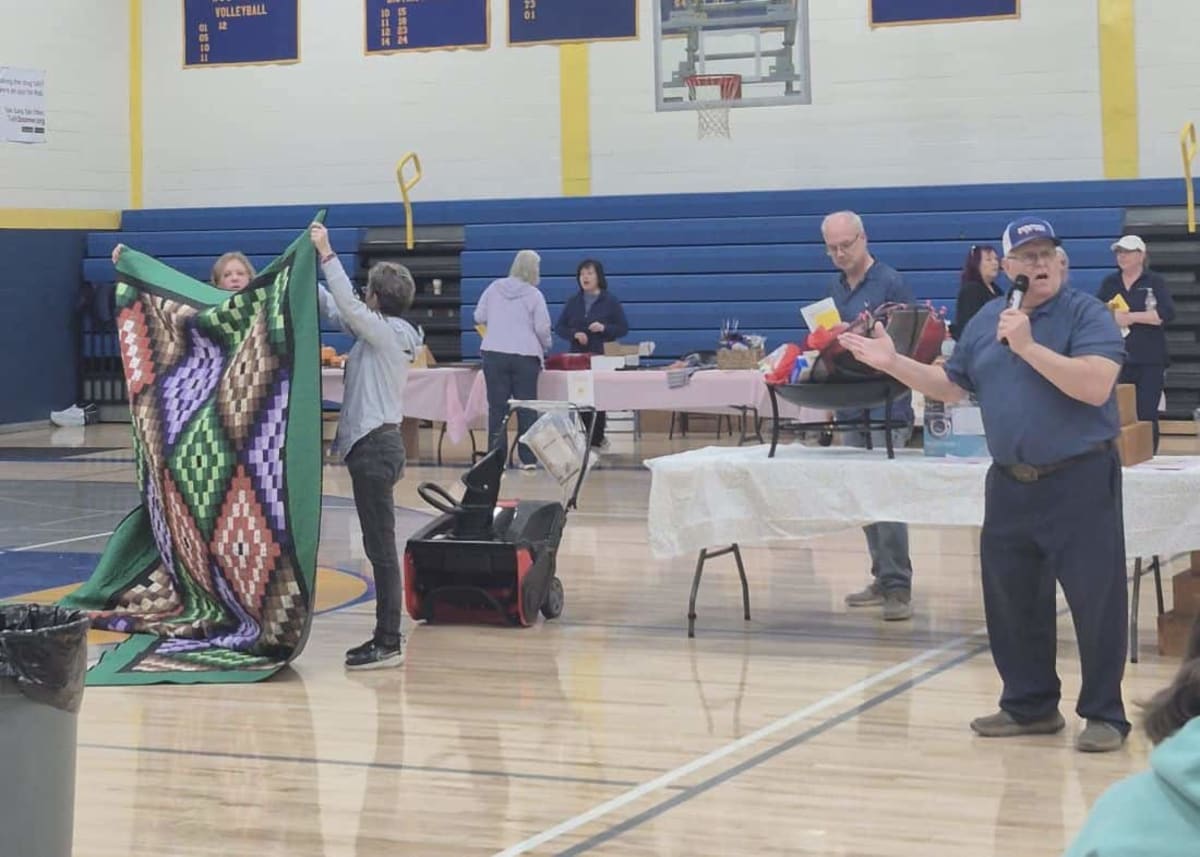 Handmade quilt displayed at charity auction fundraiser for women's shelter in Michigan