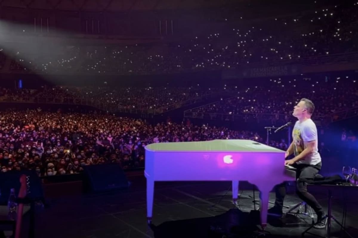 Singer Gets 10,000 Fans to Sing Queen in Perfect Harmony - Image 3