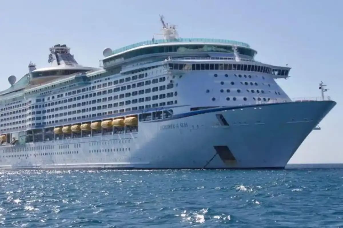 Retired Couple Lives on Cruise Ships for $100 a Night - Image 3