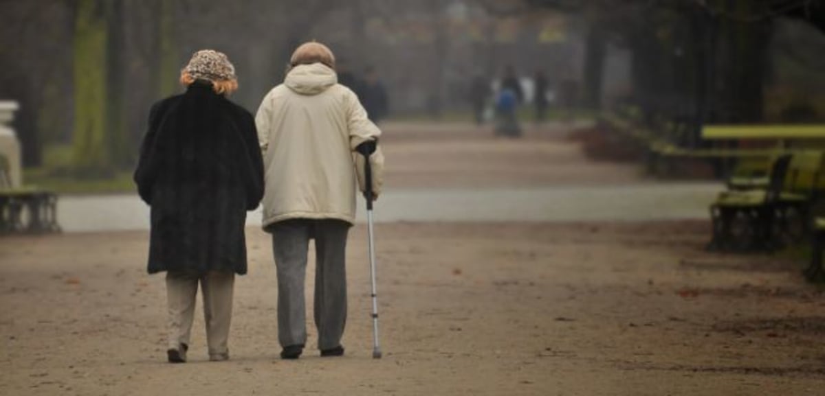 103-Year-Old Drops Walker Running to Wife After Hospital Stay - Image 4